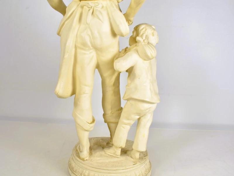 Beeld van man en kind in beige kleur