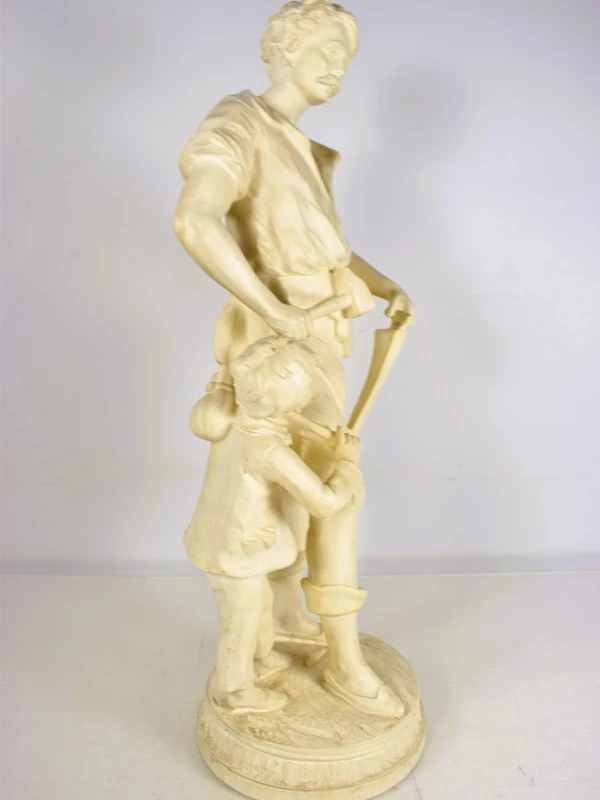 Beeld van man en kind in beige kleur