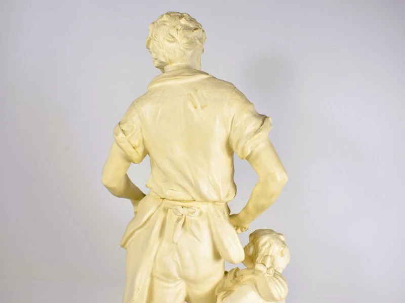 Beeld van man en kind in beige kleur