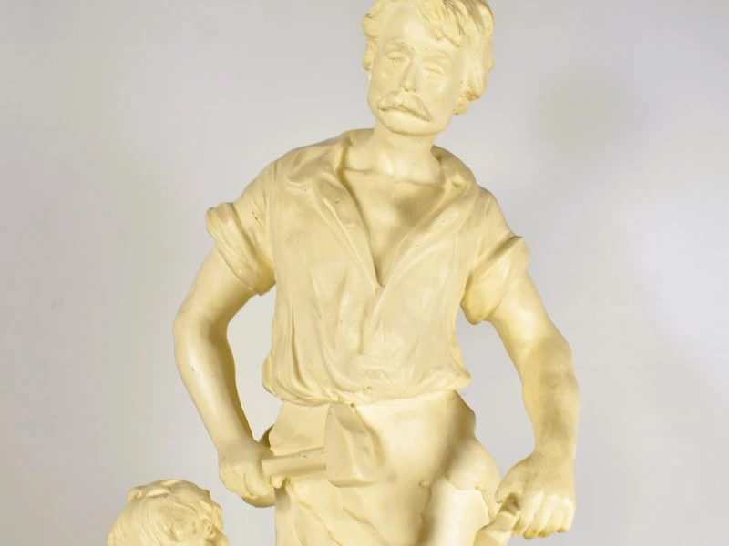 Beeld van man en kind in beige kleur