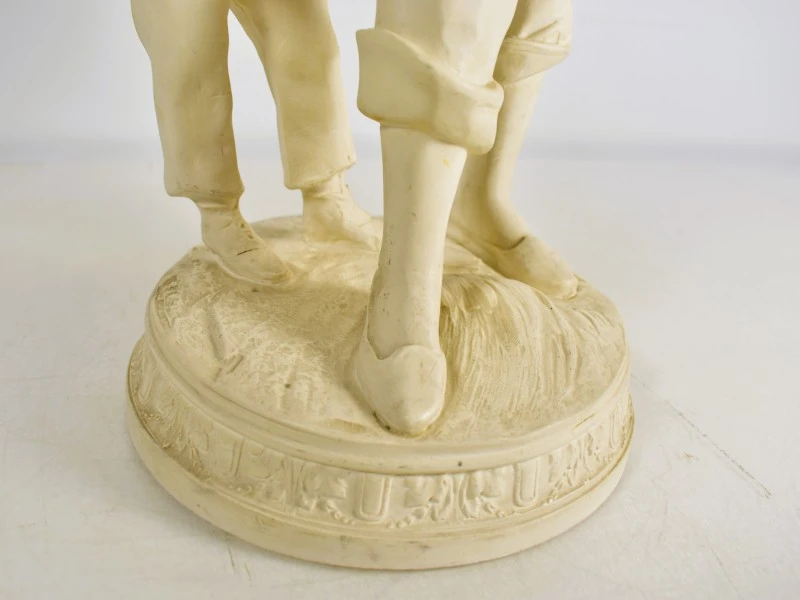 Beeld van man en kind in beige kleur