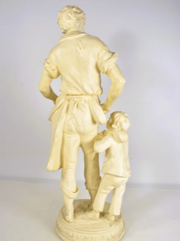 Beeld van man en kind in beige kleur