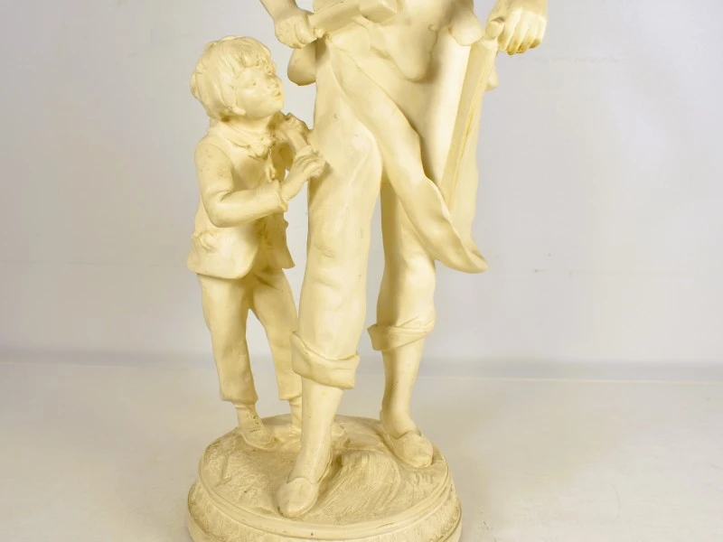 Beeld van man en kind in beige kleur