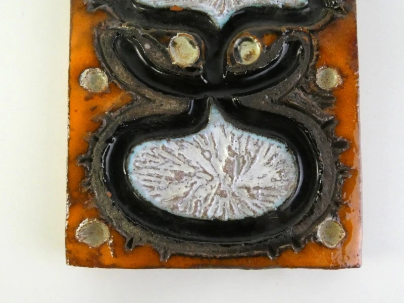 Keramisch wandpaneel met abstracte motieven