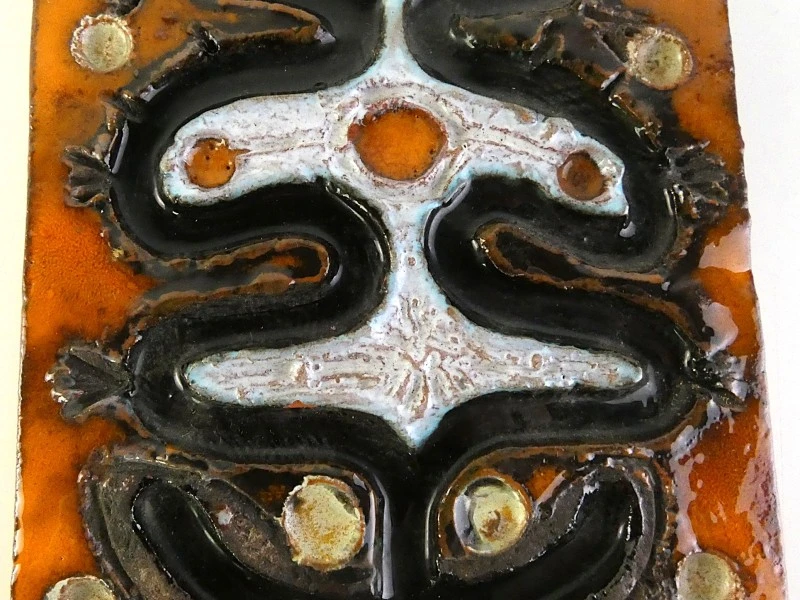 Keramisch wandpaneel met abstracte motieven