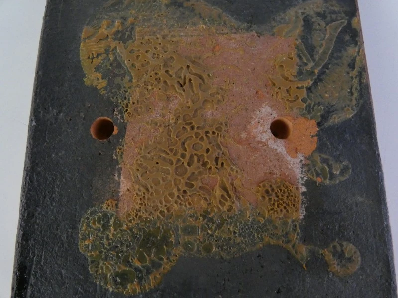 Keramisch wandpaneel met abstracte motieven