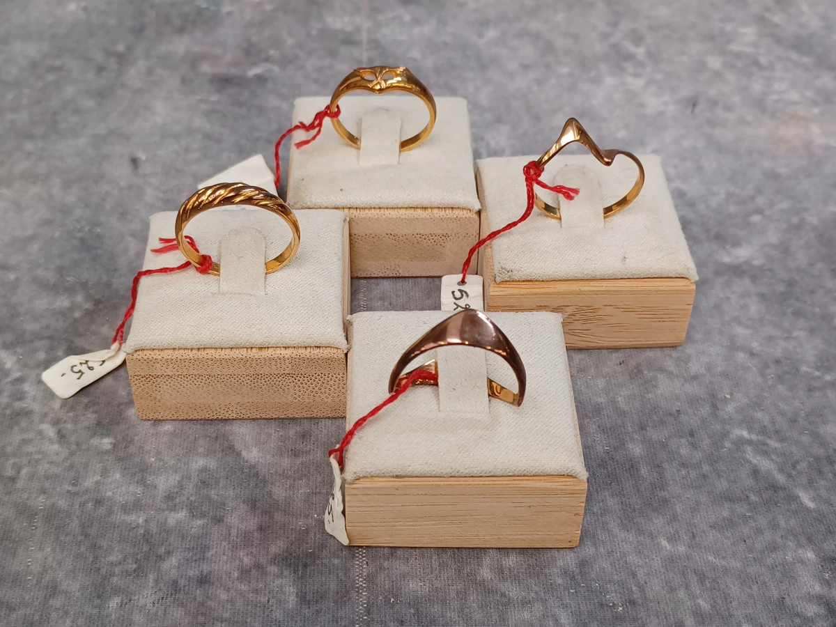 Set van 4 vintage vergulde ringen – Unieke geometrische en gedraaide designs