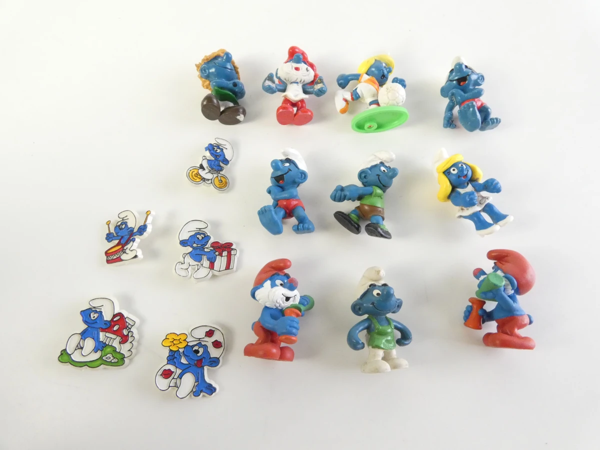 Set van 22 Smurfen figuurtjes en 5 pins