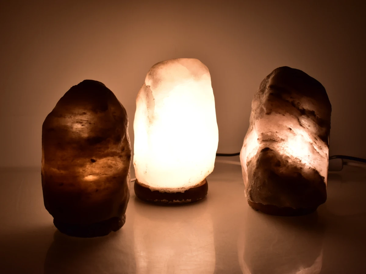Set van 3 zoutsteen lampen op houten voet