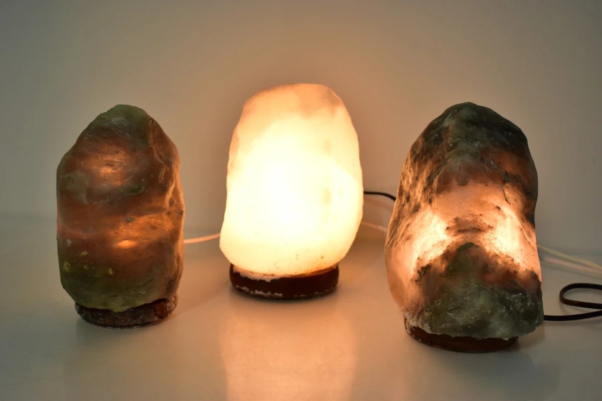 Set van 3 zoutsteen lampen op houten voet