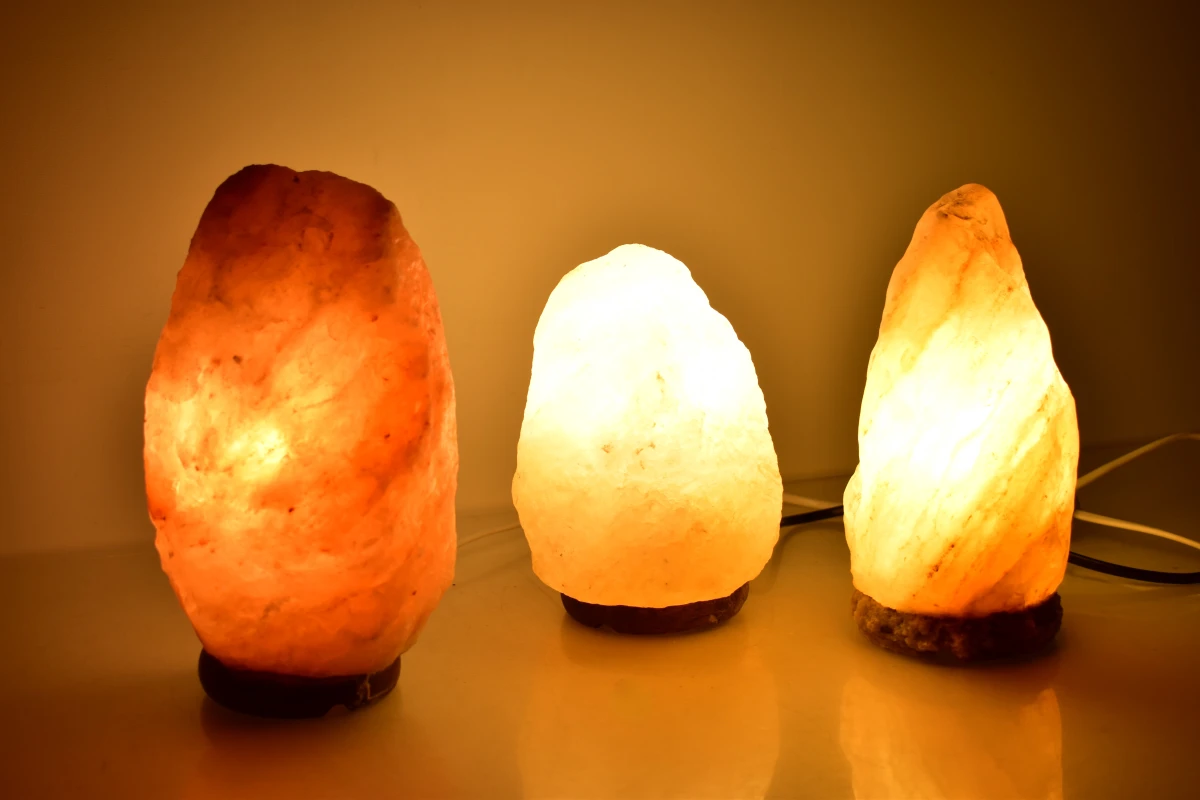 Set van 3 zoutsteen lampen met houten voet