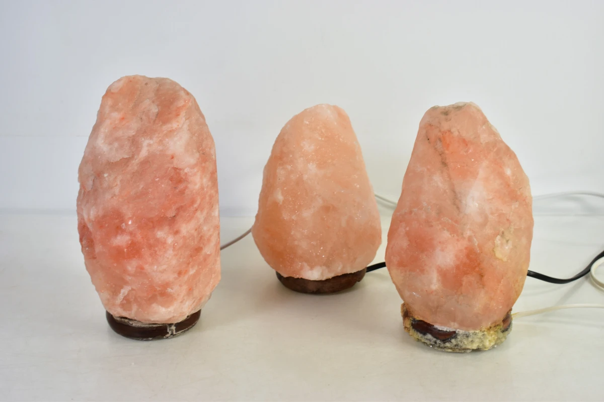 Set van 3 zoutsteen lampen met houten voet