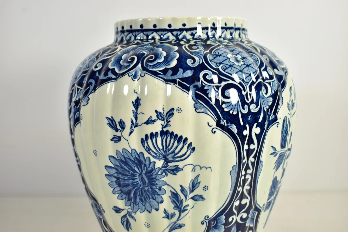 Blauw-witte Delfts aardewerk dekselvaas met bloemenmotief