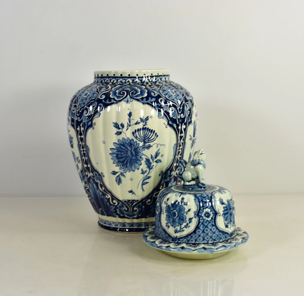 Blauw-witte Delfts aardewerk dekselvaas met bloemenmotief