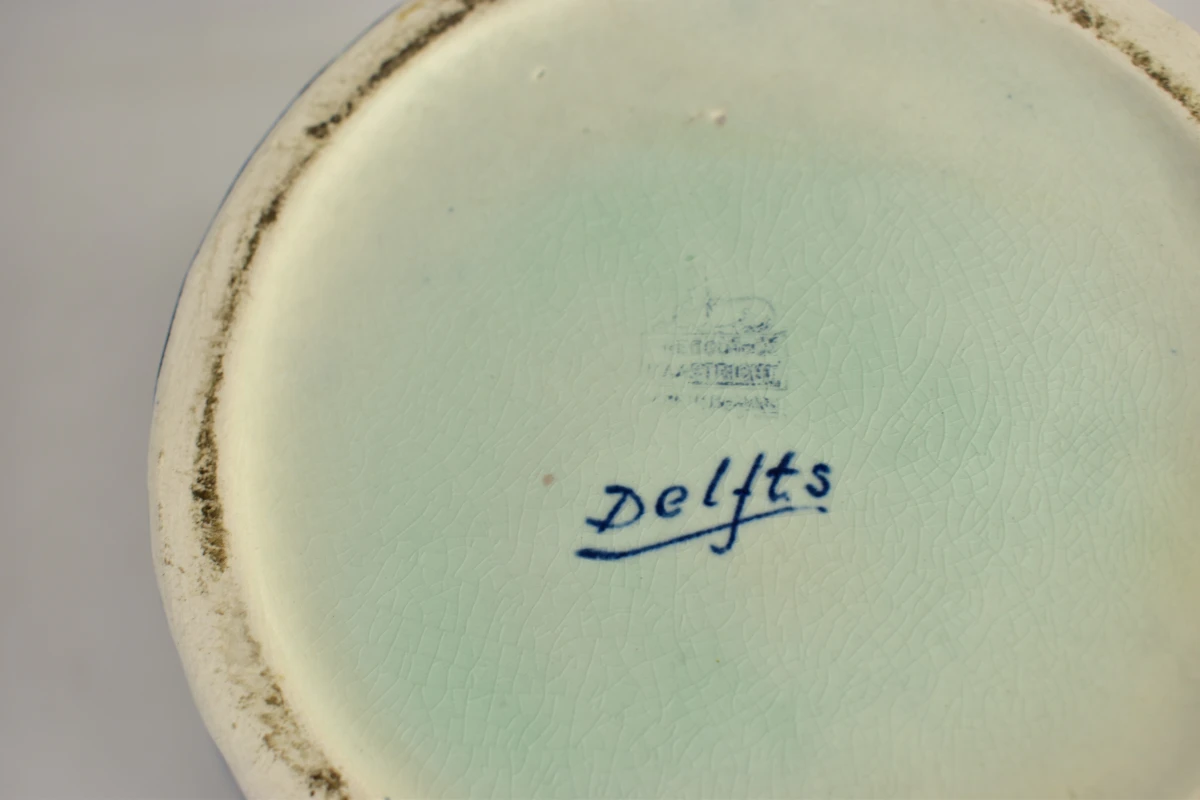 Blauw-witte Delfts aardewerk dekselvaas met bloemenmotief