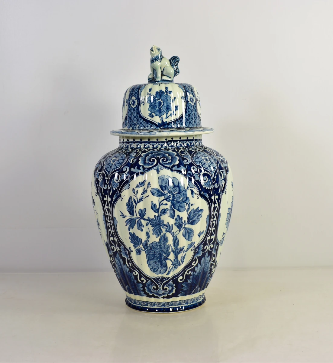 Blauw-witte Delfts aardewerk dekselvaas met bloemenmotief