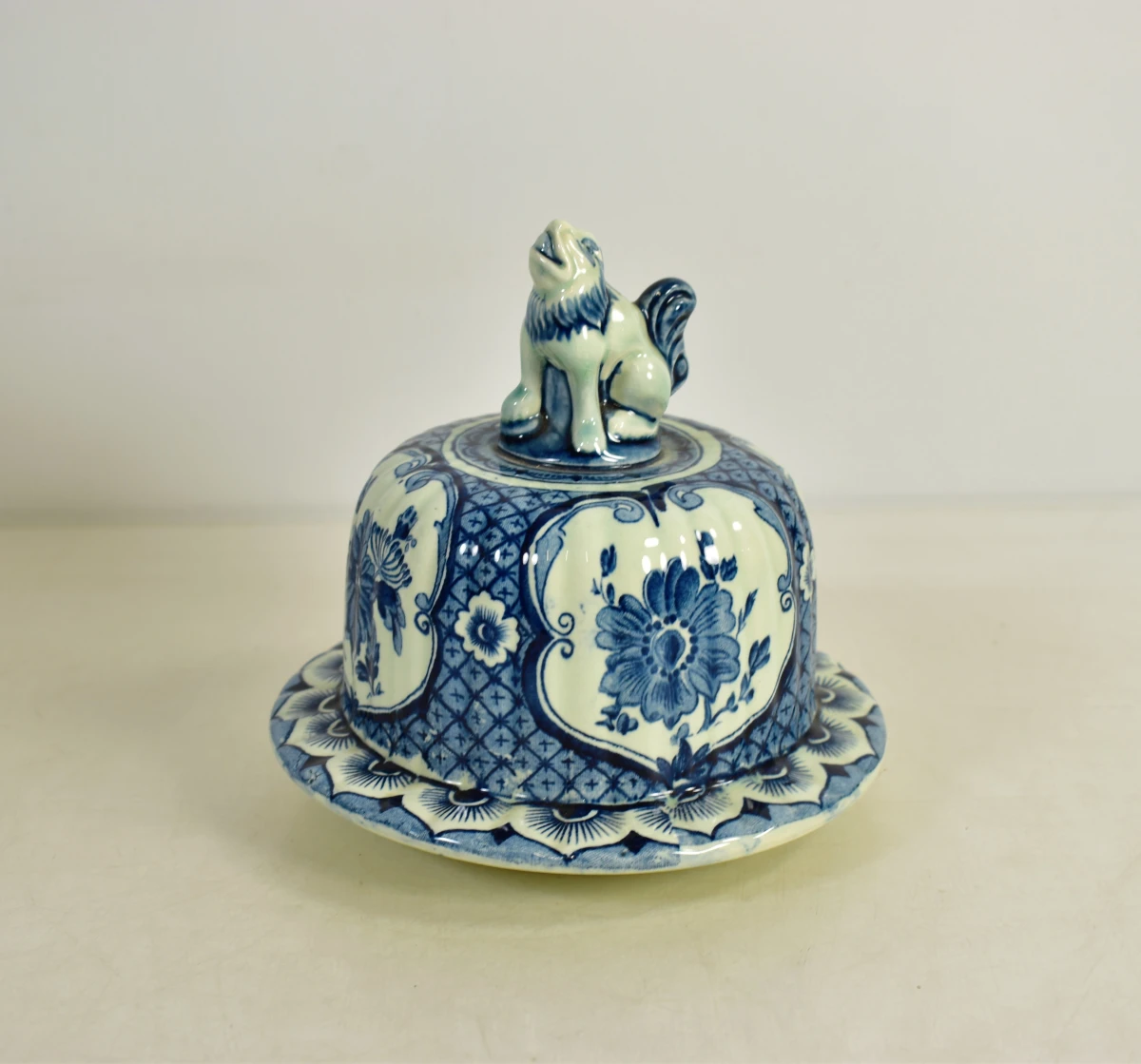 Blauw-witte Delfts aardewerk dekselvaas met bloemenmotief