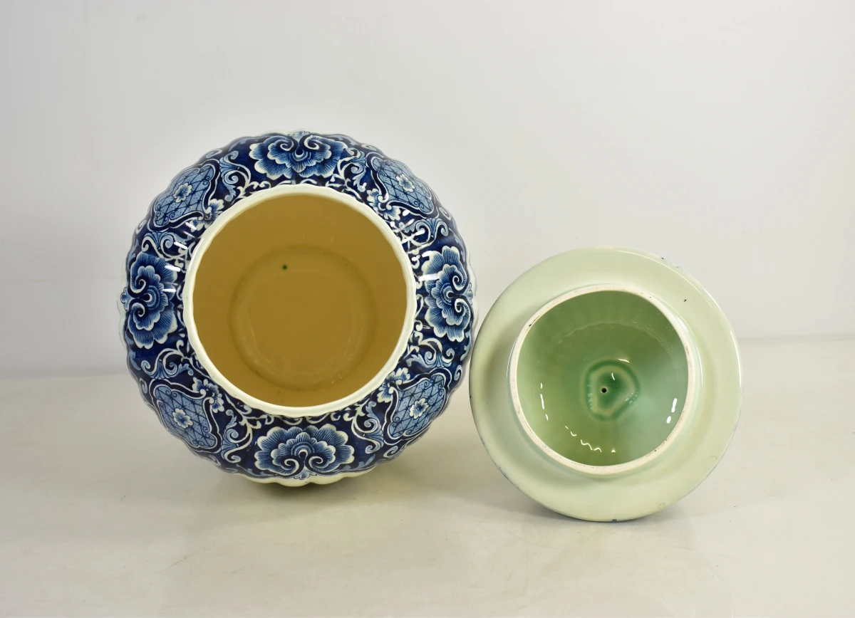 Blauw-witte Delfts aardewerk dekselvaas met bloemenmotief