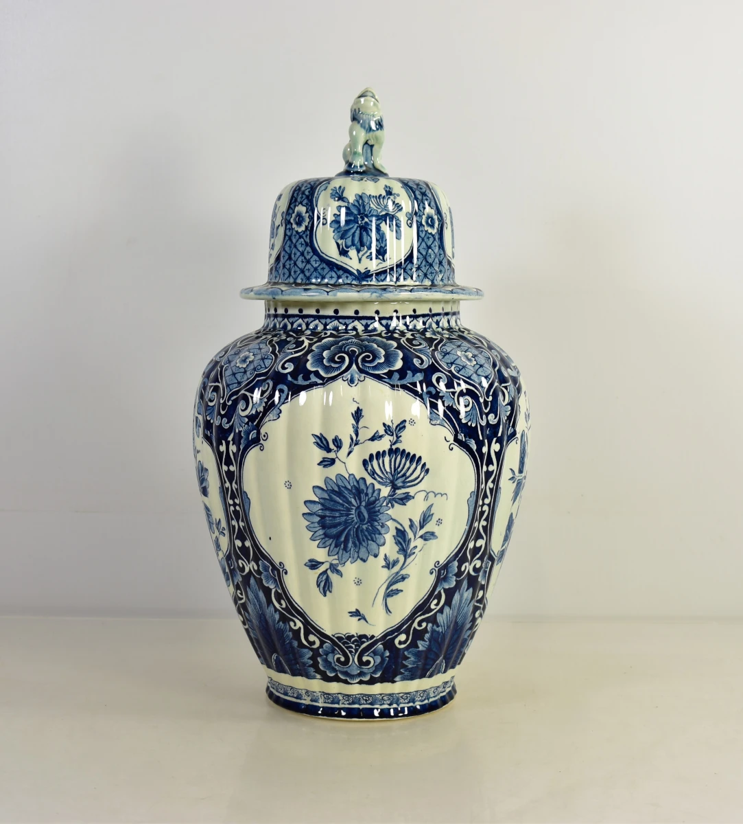 Blauw-witte Delfts aardewerk dekselvaas met bloemenmotief