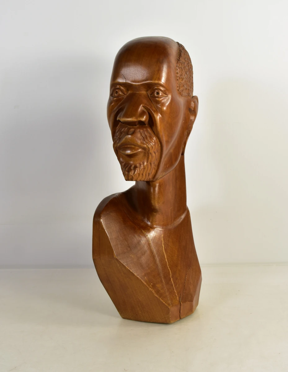 Houten buste van een man