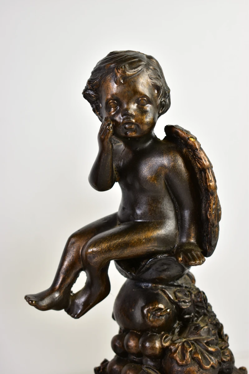 Set van 2 bronzen kleur engelenbeelden op voet
