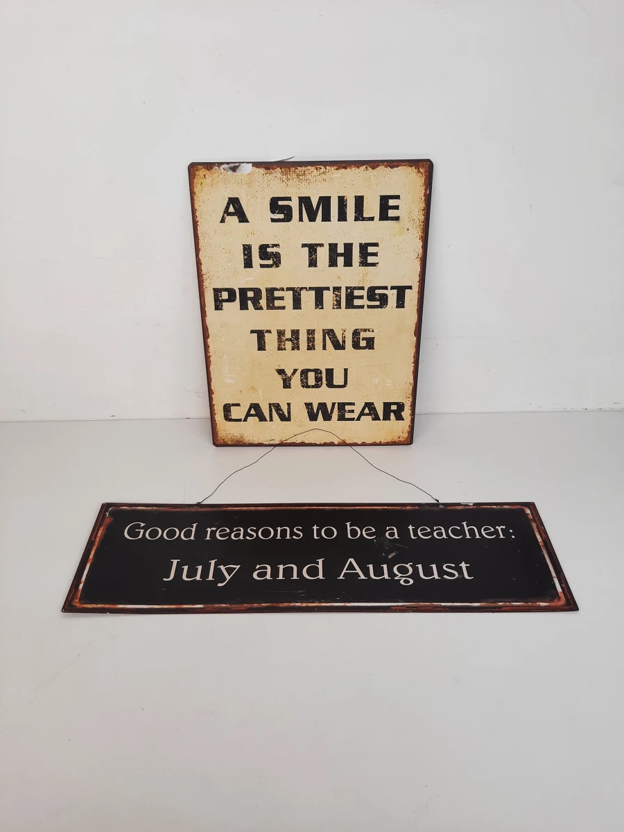Vintage Metalen Wandborden (2x) – Grappig Leraren Bord & "A Smile..." Spreuk