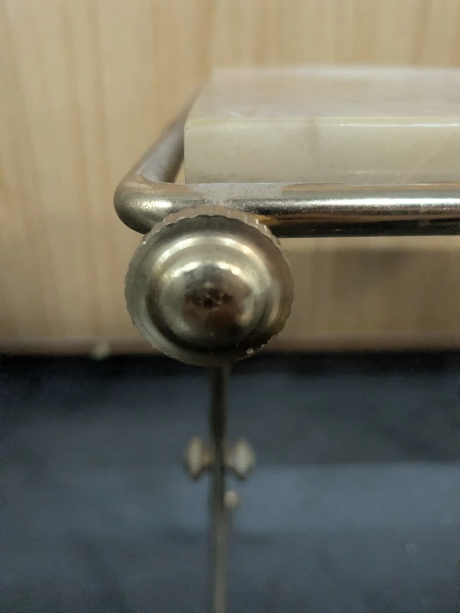 Set van 2 bijzettafels met marmeren bladen en metalen onderstel