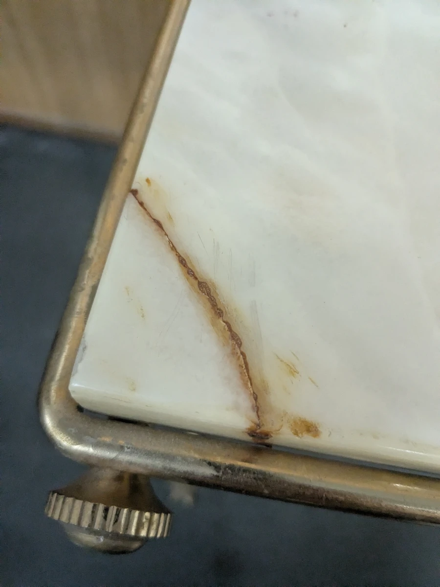 Set van 2 bijzettafels met marmeren bladen en metalen onderstel