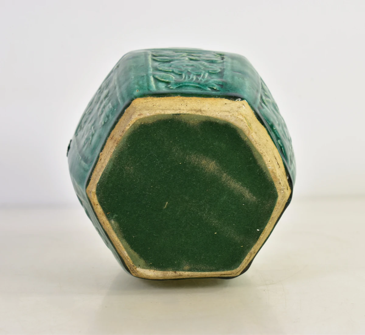 Set van 3 groene keramische vazen met reliëfdecoratie