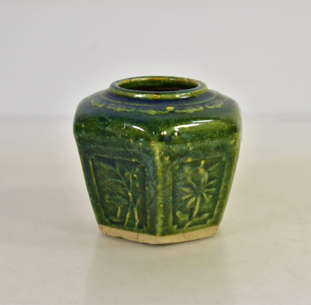 Set van 3 groene keramische vazen met reliëfdecoratie