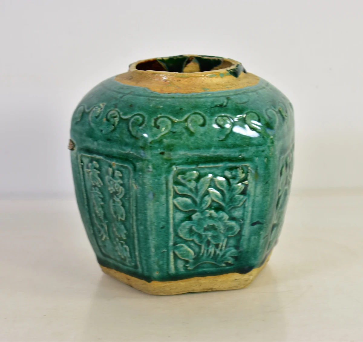 Set van 3 groene keramische vazen met reliëfdecoratie