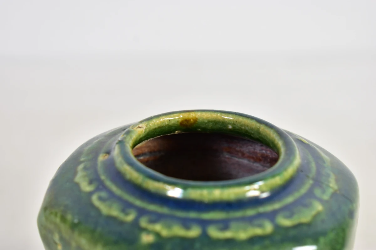 Set van 3 groene keramische vazen met reliëfdecoratie