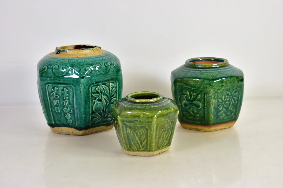 Set van 3 groene keramische vazen met reliëfdecoratie