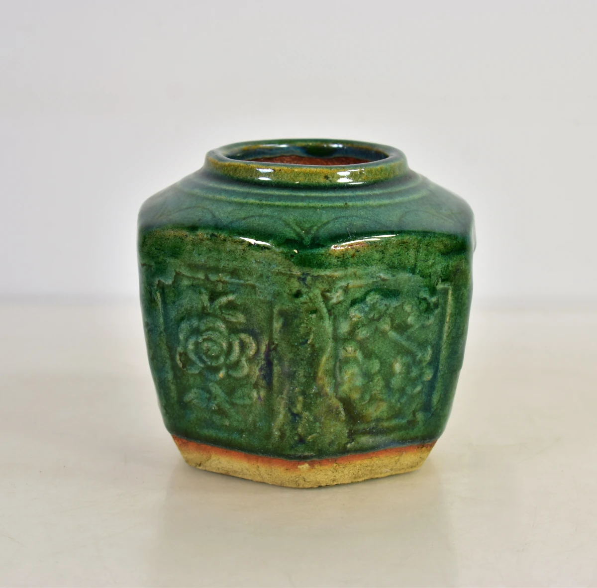 Set van 3 groene keramische vazen met reliëfdecoratie