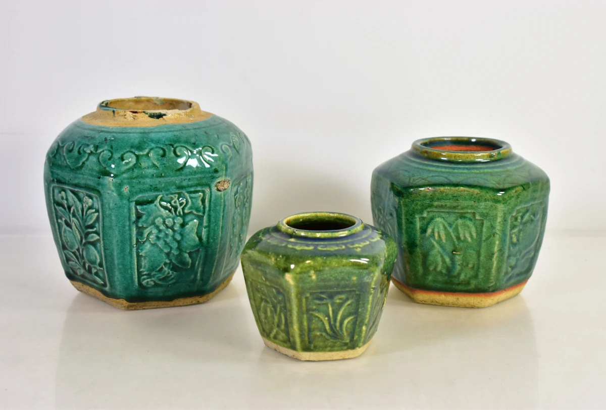 Set van 3 groene keramische vazen met reliëfdecoratie