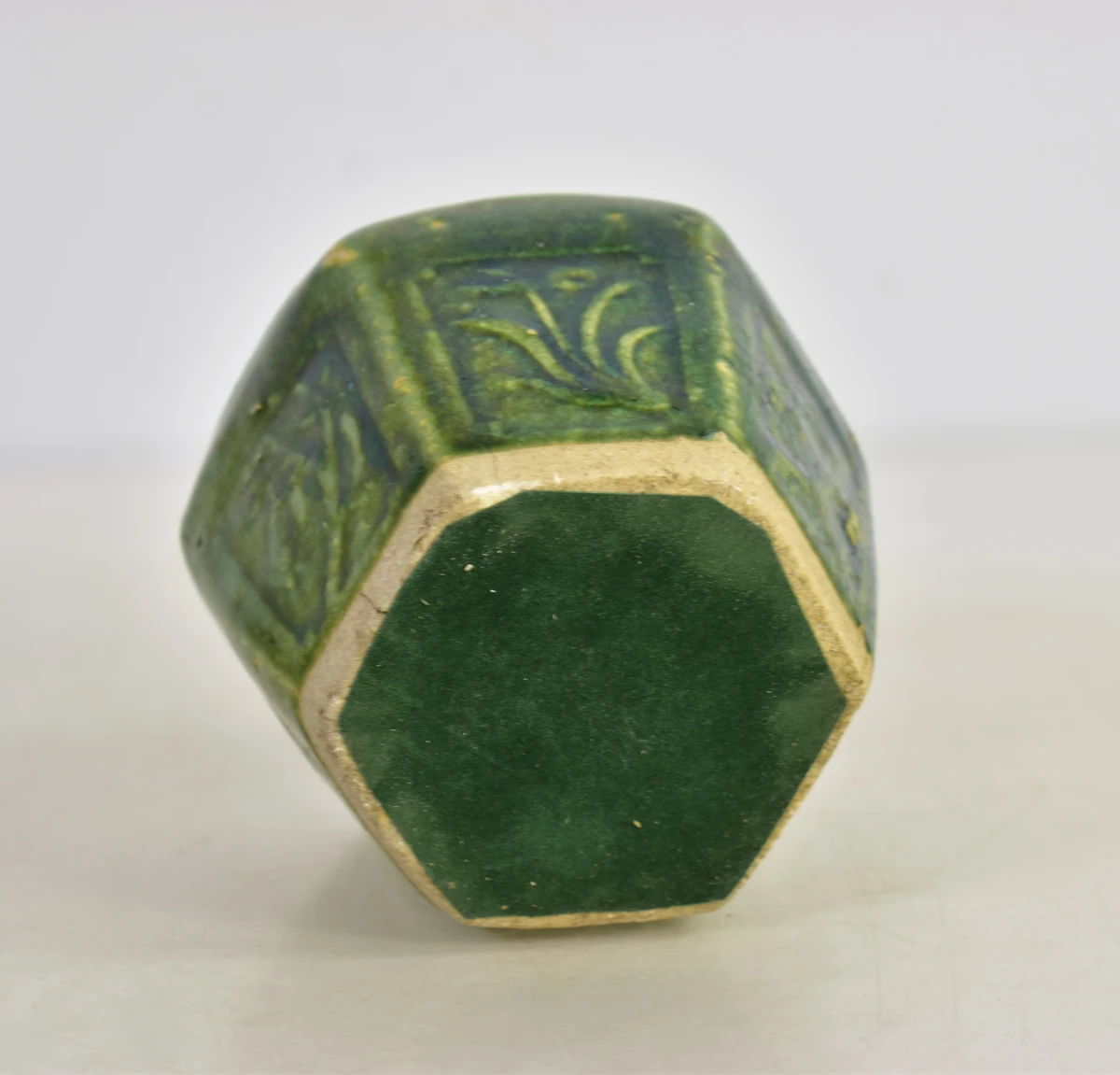 Set van 3 groene keramische vazen met reliëfdecoratie