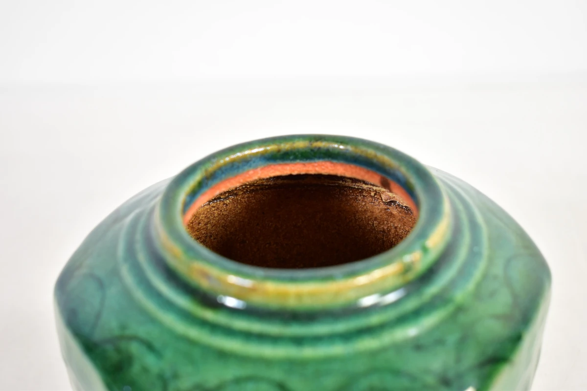 Set van 3 groene keramische vazen met reliëfdecoratie