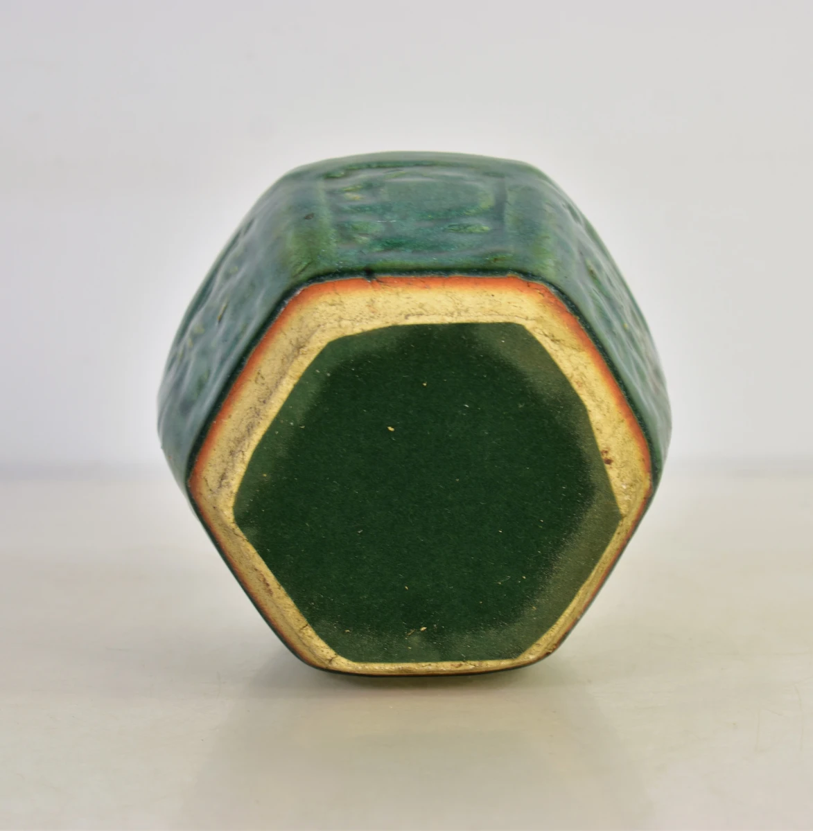 Set van 3 groene keramische vazen met reliëfdecoratie
