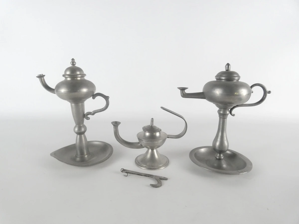 Set van 3 vintage tinnen olielampen met lonttrekker