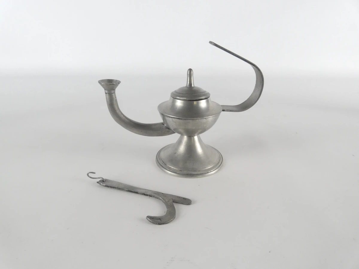 Set van 3 vintage tinnen olielampen met lonttrekker
