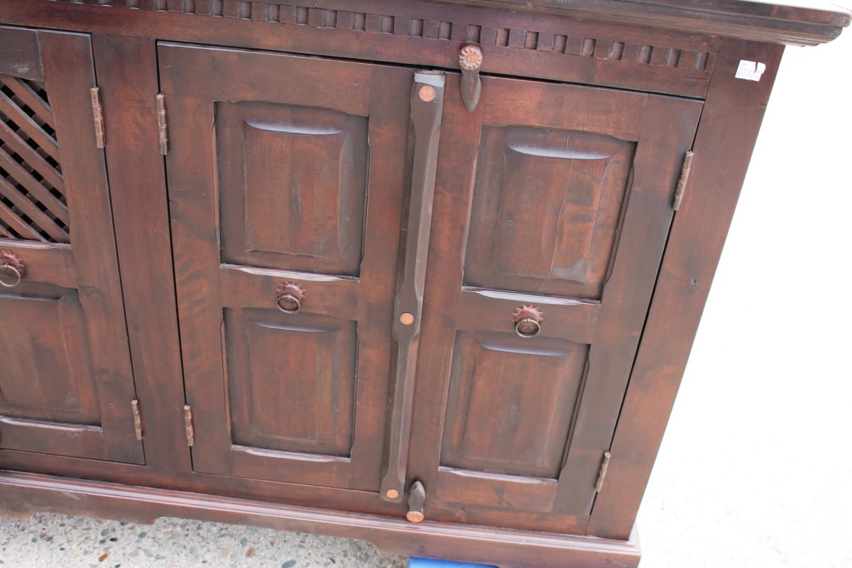Robuust houten dressoir in koloniale stijl