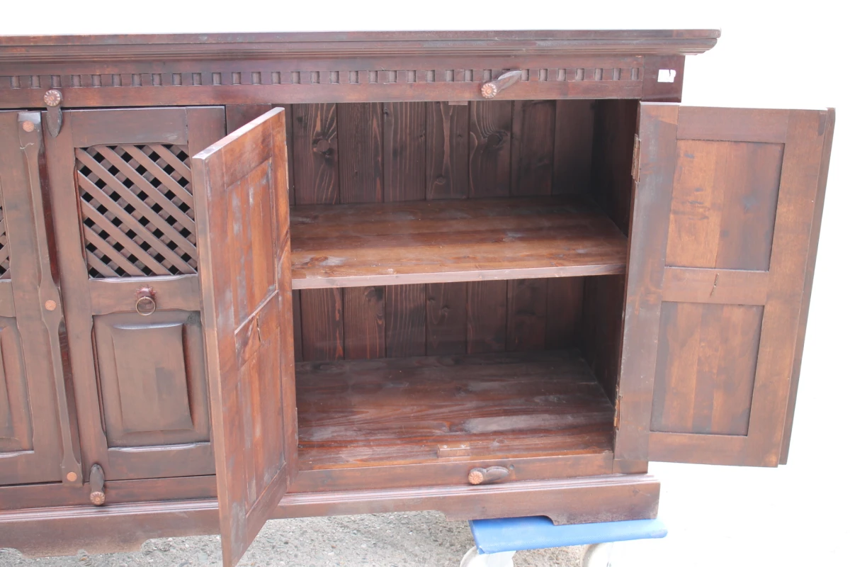 Robuust houten dressoir in koloniale stijl
