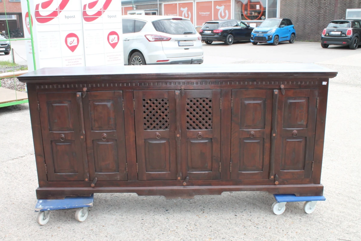 Robuust houten dressoir in koloniale stijl