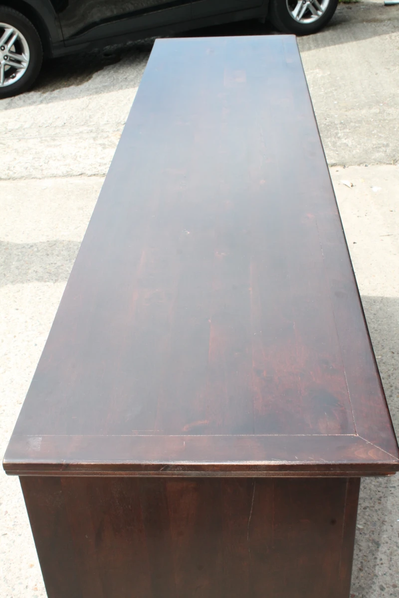 Robuust houten dressoir in koloniale stijl