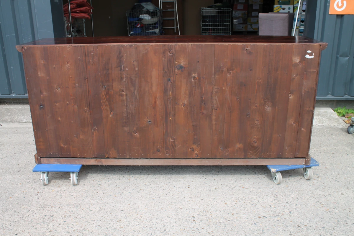 Robuust houten dressoir in koloniale stijl