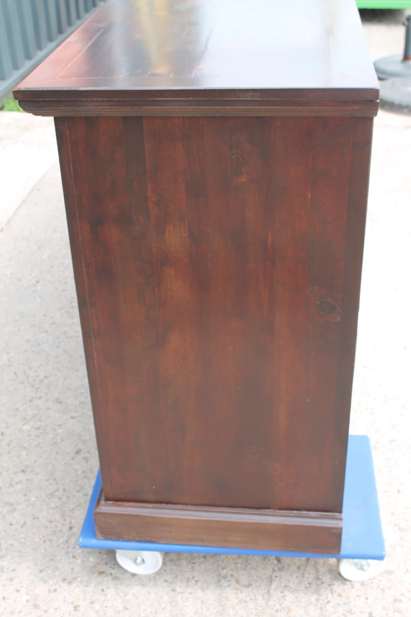 Robuust houten dressoir in koloniale stijl
