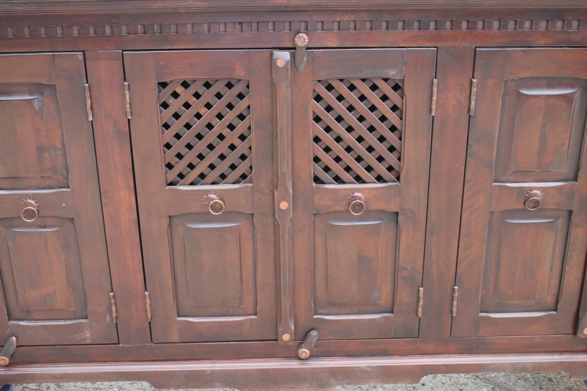 Robuust houten dressoir in koloniale stijl