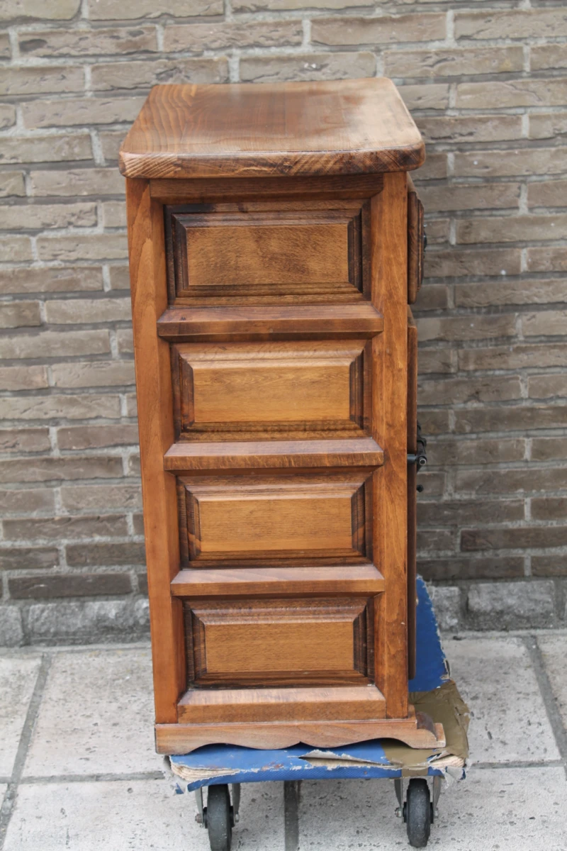 Vintage houten kastje in Spaanse of Catalaanse stijl