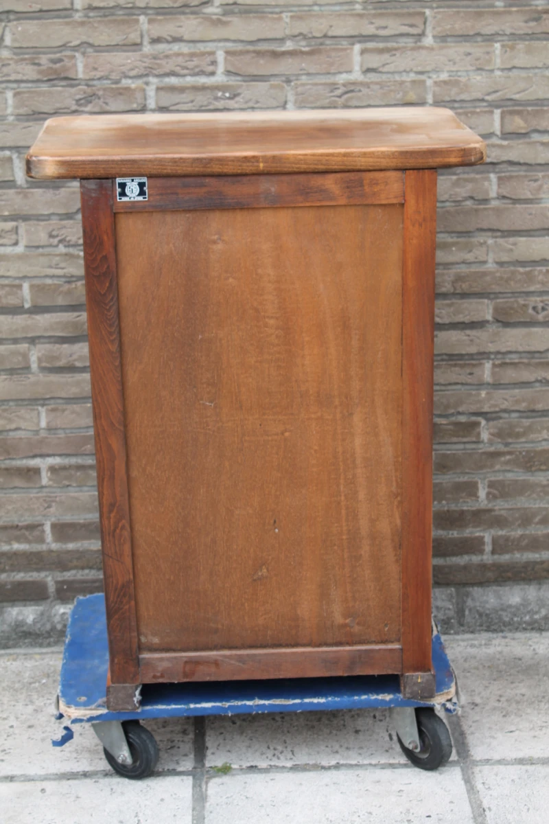 Vintage houten kastje in Spaanse of Catalaanse stijl