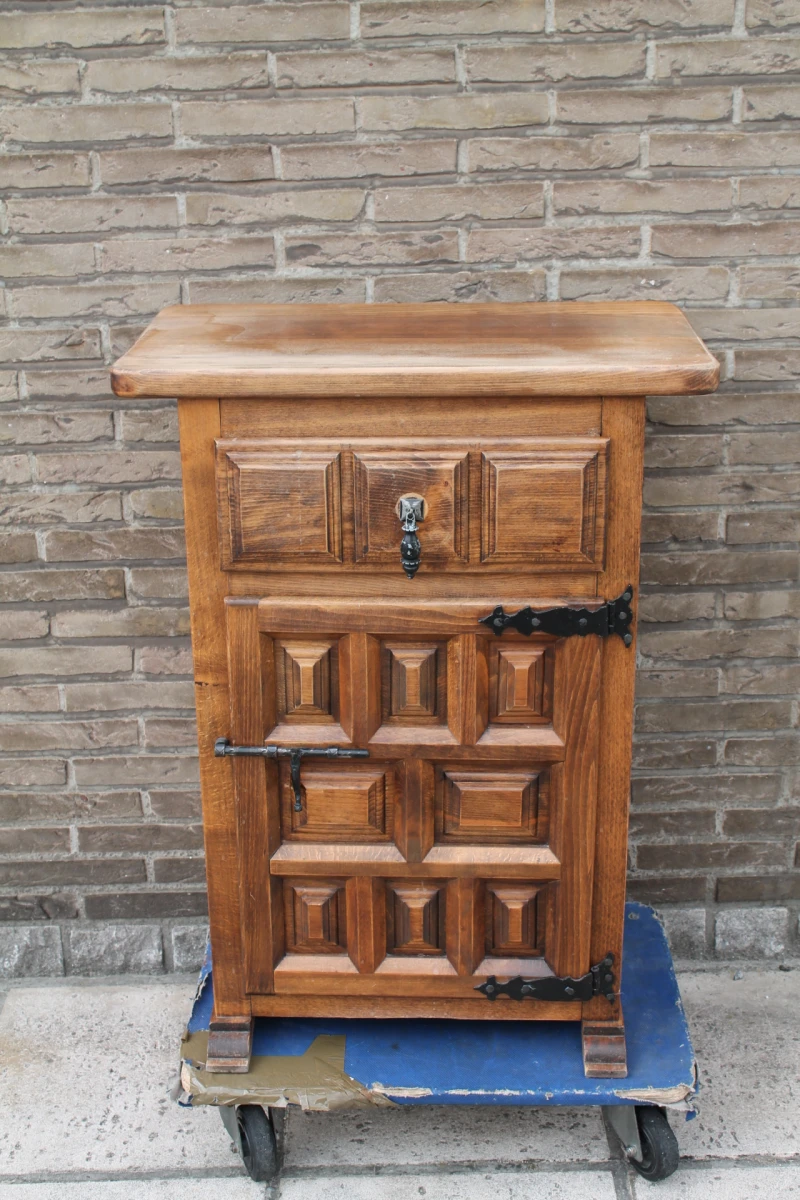 Vintage houten kastje in Spaanse of Catalaanse stijl